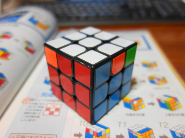 上段の上の色を揃えたルービックキューブ