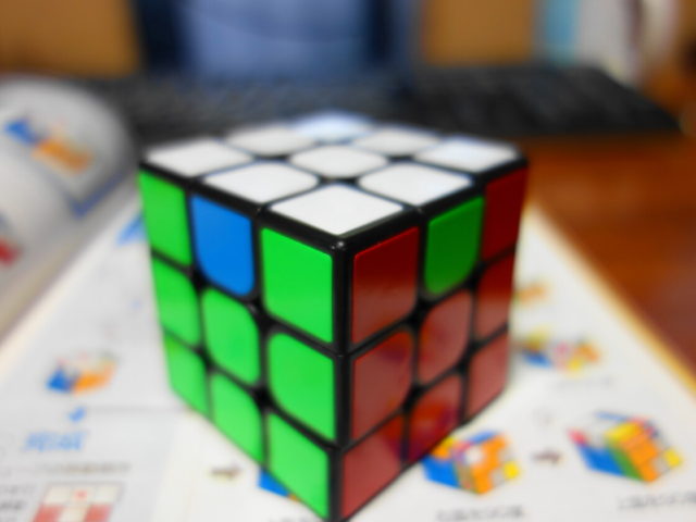 上面のコーナー位置を揃えたルービックキューブ