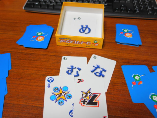 手札から2枚目のカードを投げ入れた時の様子