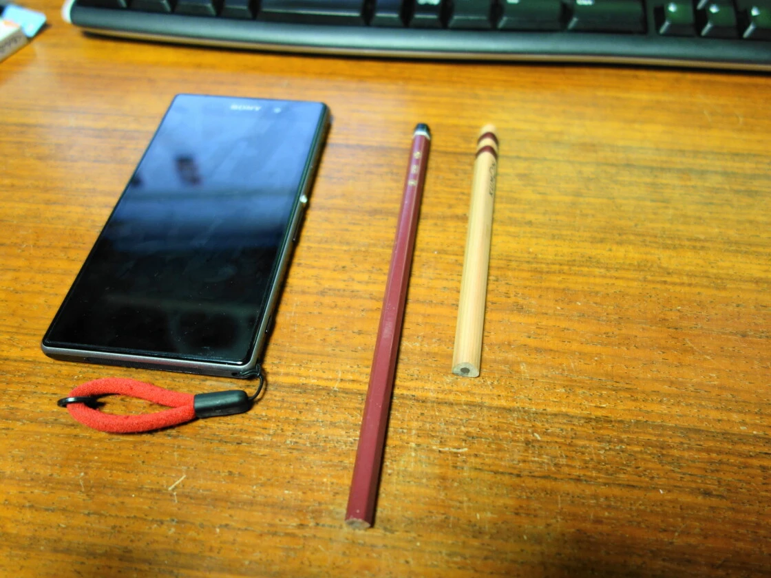 こどもえんぴつと一般の鉛筆のサイズ比較