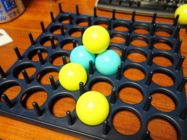 変な乗り方をしたボール