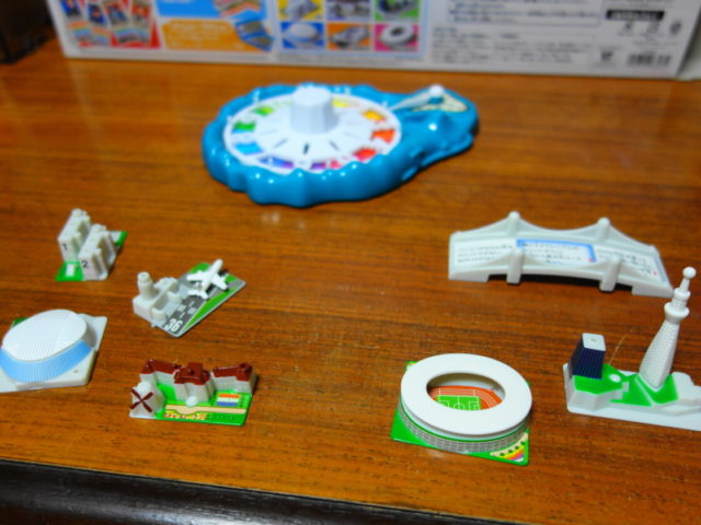 シールを貼ってリアルさが増した人生ゲームのモニュメント