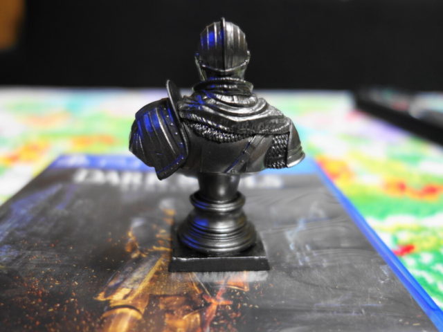 上級騎士バストアップフィギュアの背面側