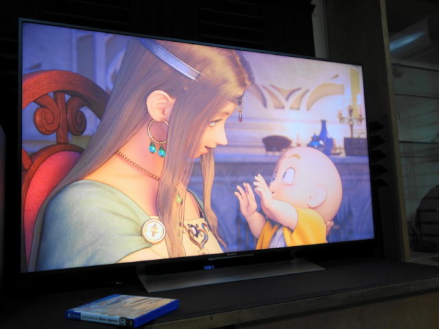 赤ん坊を優しいまなざしで見つめる母親