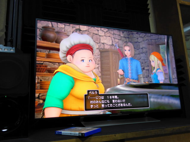 意味深な表情の主人公の母親