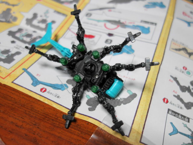 脚パーツをすべて取り付けたカブター