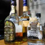 ウイスキーの瓶の横に置いたふちねむ加湿器