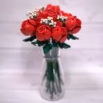 花瓶に入れたレゴのバラのブーケ