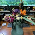 レゴの花を生けた花瓶