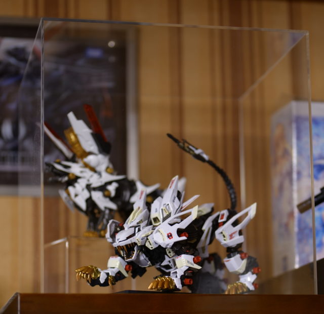 アクリルケースに入れたフィギュア