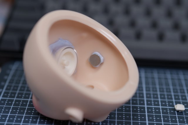 ドールのヘッド内部とネオジム磁石