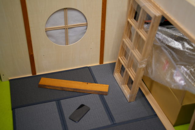 背景が3面のドールハウス