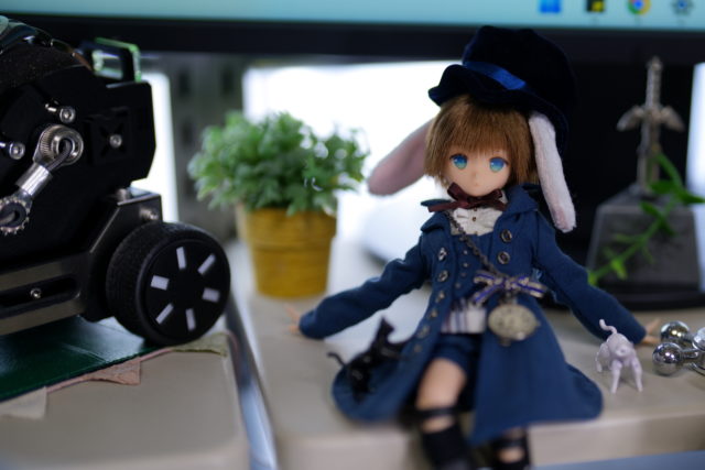 机に置いたドール